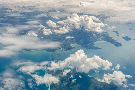 岛屿和海洋上空云图片