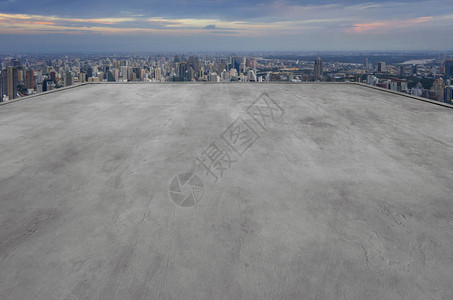 现代城市景观背景下空荡的建筑屋顶图片