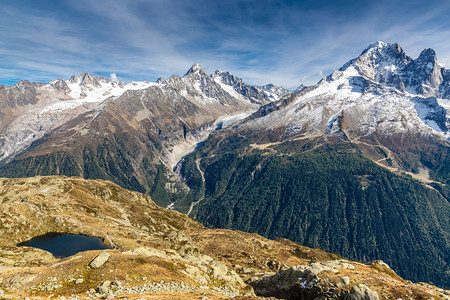 LacdesCheserys和山脉的视图与AiguilleVerteAiguilleduTourAiguilleChardonn图片