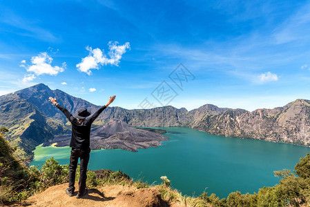 徒步旅行者在印度尼西亚龙目岛林贾尼山完成攀登后图片