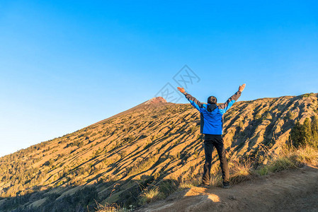 在印度尼西亚隆博克LombokRinjani山完成爬山后图片