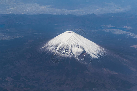 从东京羽田国际机场起飞后从飞机上拍摄的冬图片