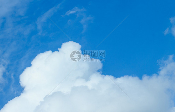 大白云和蓝天的形象图片