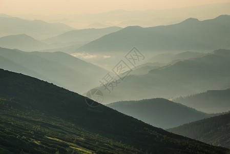 日出时山丘在山峰谷波提图片