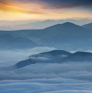 早晨的高山美丽的自然景观图片