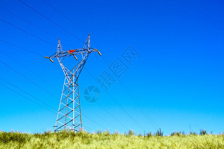 连接高压电力缆的塔架图片