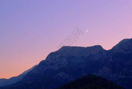山上新月亮高动态范围背景图片