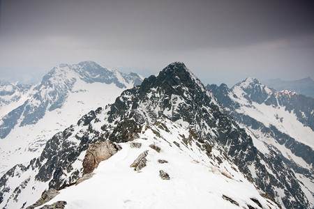 高塔特拉山与白雪皑的山峰图片