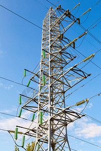 高压电塔对着蓝色天空输电线路图片