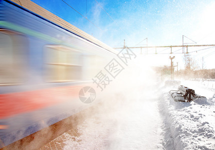 冬季高速列车过站台图片