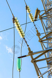 高压电塔对着蓝色天空输电线路图片
