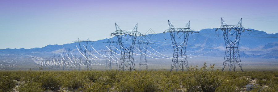 穿过高压电塔的电力线背景图片