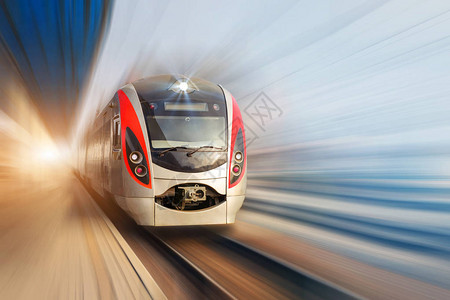 现代客运高速电动列车沿终点站平台快速行驶图片