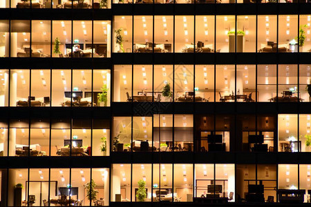 办公室大楼晚上办公深夜工作玻璃窗图片