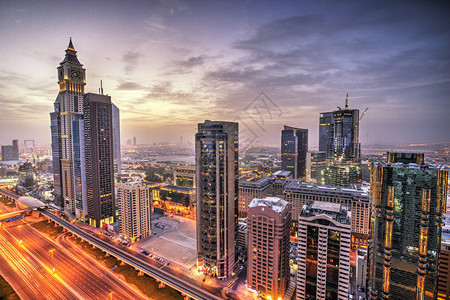 迪拜谢赫扎耶德路的日落全景图片