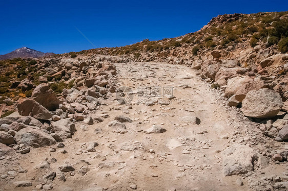 由大块岩石头和巨石组成的山地公路图片