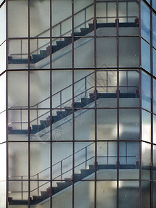 高商业办公大楼玻璃窗霜玻璃窗后面的楼梯图片