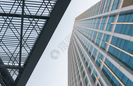 现代钢铁壁板遮盖商业建筑的玻璃面孔并掩图片
