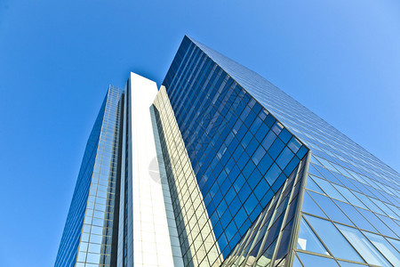 现代摩天大楼的玻璃幕墙图片