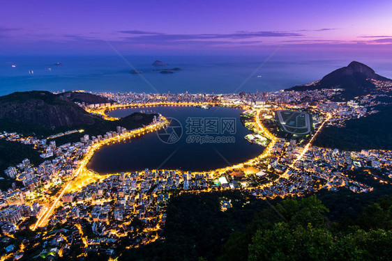 在巴西里约热内卢的Corcovado山之夜RodrigodeFreitas图片