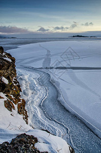在冬季的冰冻大湖和山顶贝加尔湖俄罗图片