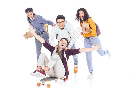 多种族青少年背包和滑板在图片