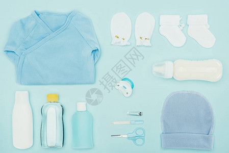 婴儿衣物和浴室附件的顶部图示它们以蓝图片