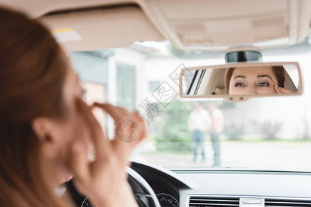 驾驶汽车时妇女看镜图片