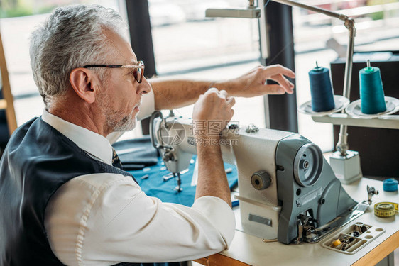缝纫车间高级裁缝针制机图片