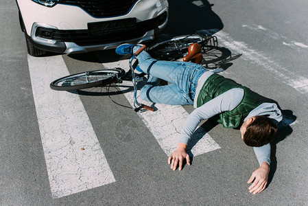 男骑自行车的男子在路上被汽车撞图片