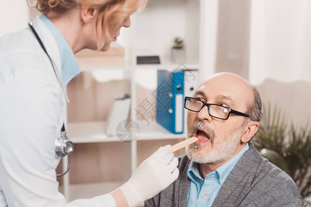 医生在诊所检查病人喉咙时有选择地重点检图片