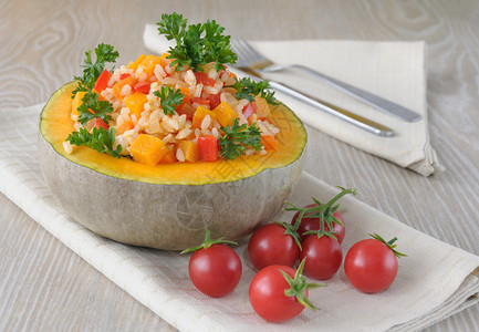 一碗南瓜和西红柿的南瓜蔬菜粥图片