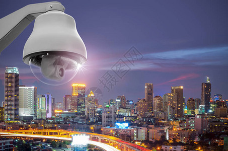 闭路电视监控安保摄像头在黄昏时带着城图片