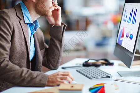 坐在办公室电脑面前的年轻商人在图片