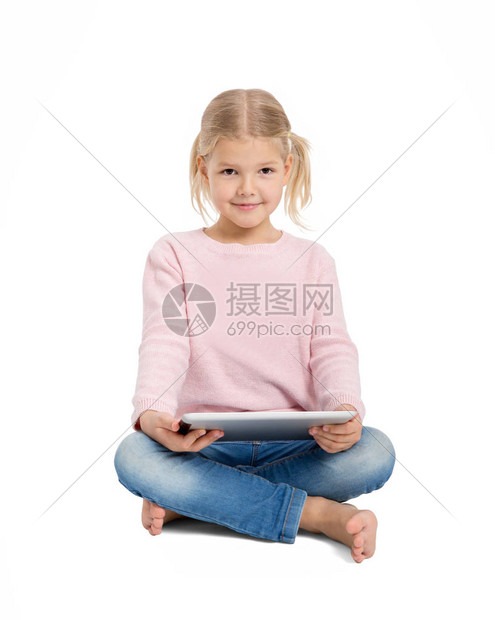 年轻快乐的女孩坐在数字平板电脑上白图片