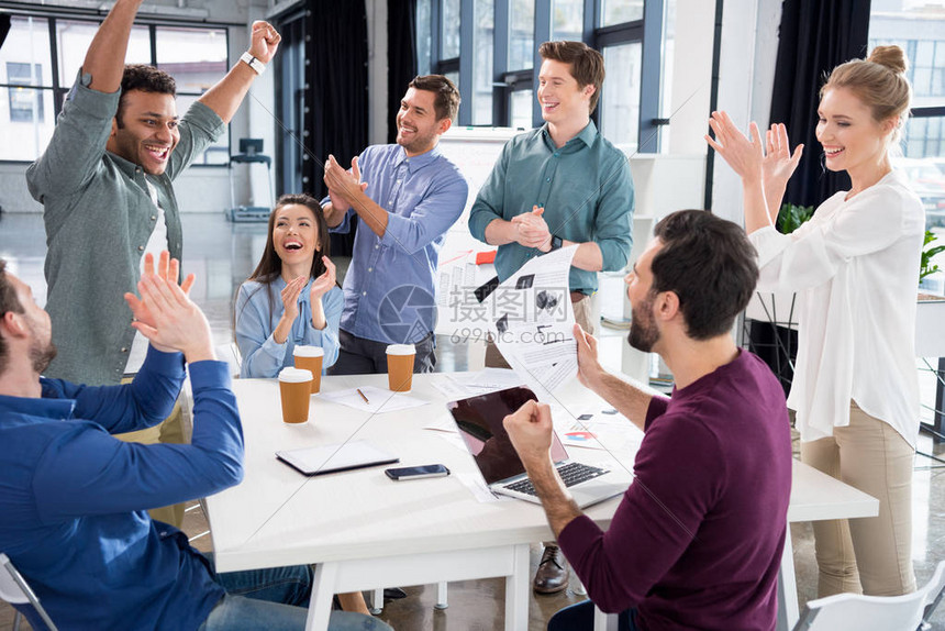 商业团队在办公室工作场所共同庆祝成功高清图片下载正版图片503479488摄图网