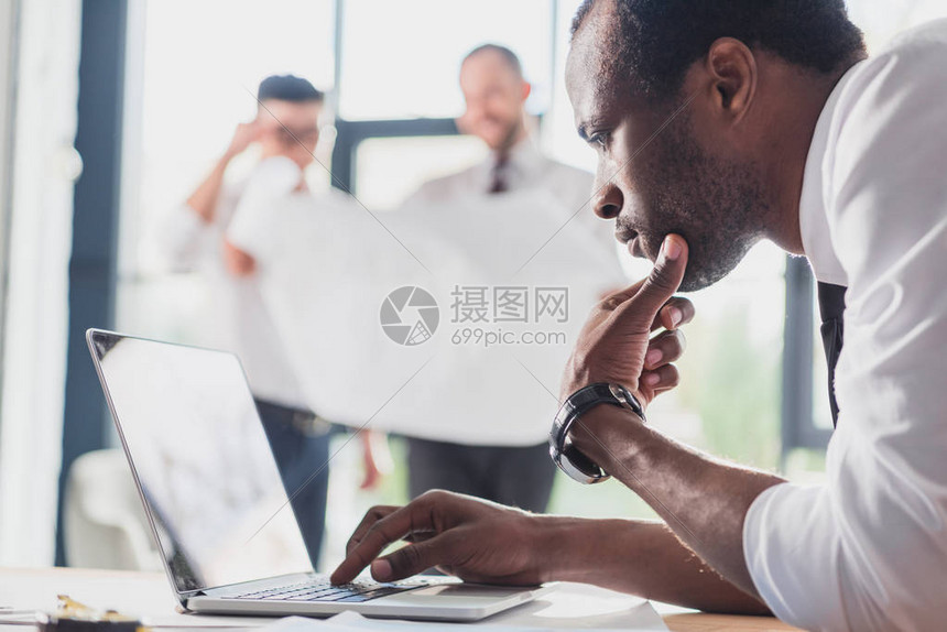 在现代办公室工作的正装专业建高清图片下载-正版图片503480279-摄图网