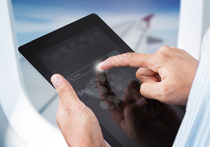男用手触摸数字平板电脑飞机上搜索引擎图片