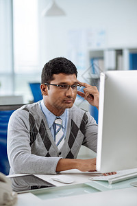 办公室内工作的印度软件开发商印度背景图片