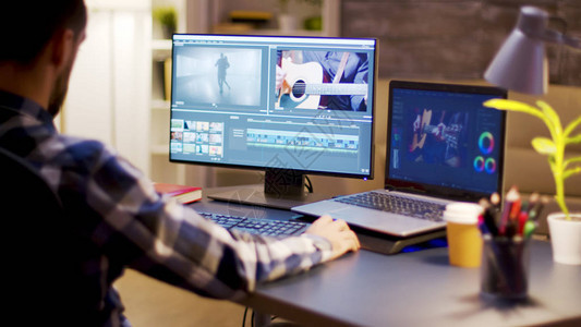使用现代软件制作内容创作者在夜间在家办公室录制视频后图片