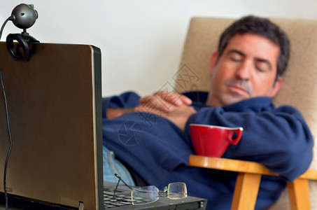 在家工作的累人睡在笔记本电脑前在家工作在家工作远程教育远程学图片