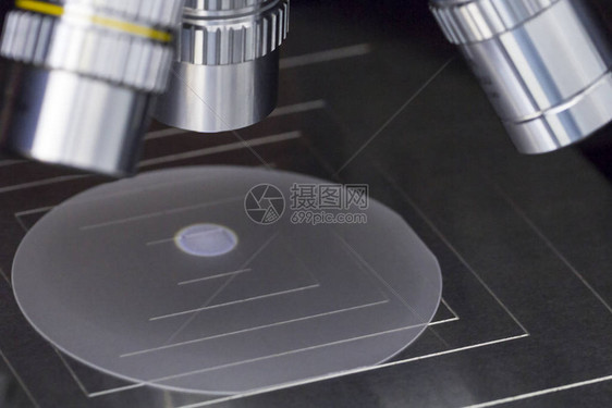 用显微镜检查蓝宝石基底的微芯片关闭半导体晶制造图片