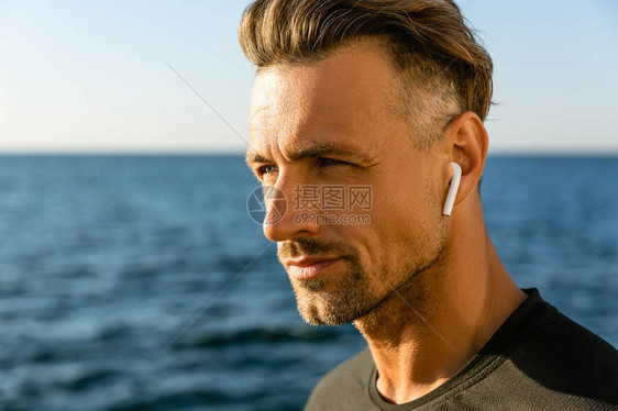 近岸无线耳机的有吸引力成年男图片