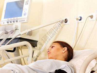 病人在手术室的轮床上图片