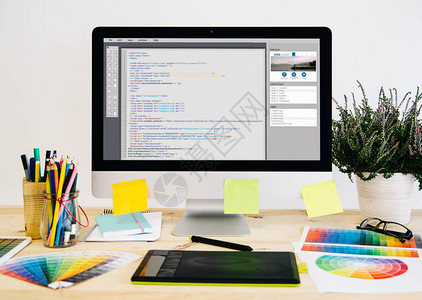 带有设计材料计算机和图形平板电脑的文具桌面图片