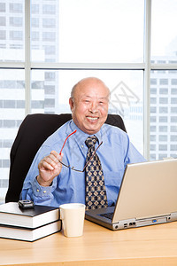 在办公室工作的一名高级亚洲籍商人图片