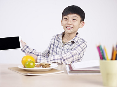 10岁的亚洲小男孩展示他图片