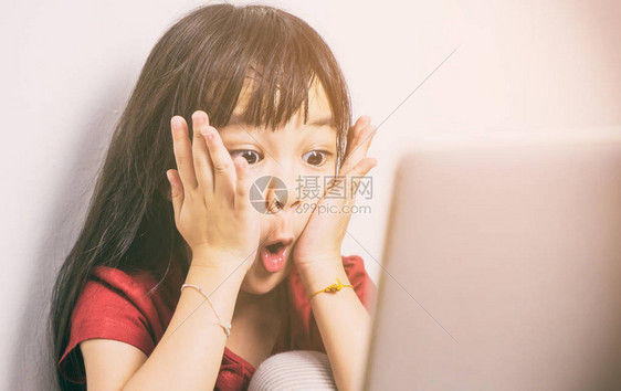 亚洲小女孩对她在互联网上看到的内容感到震惊家长应该更加小心他们的孩子图片