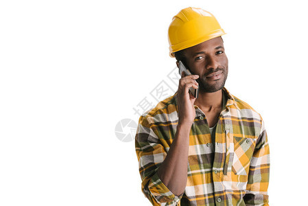 快乐的非洲美国建筑工人通过电话交谈用白图片