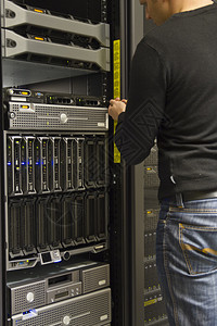 在数据中心的机架中安装服务器的工作IT工程图片